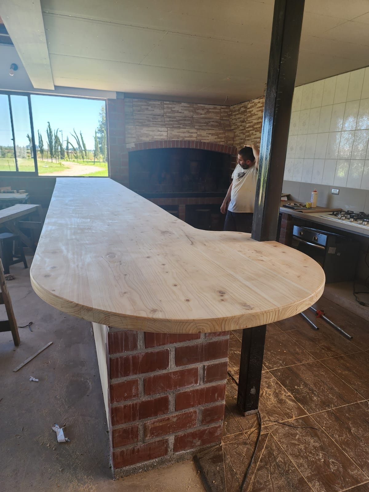 Mesón de quincho con barra de madera